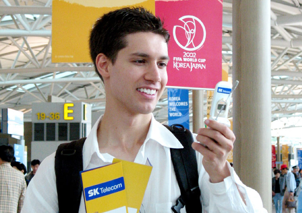 Foreign visitors are searching information on the World Cup Games by connecting to the `NATE International` service in Incheon International Airport.